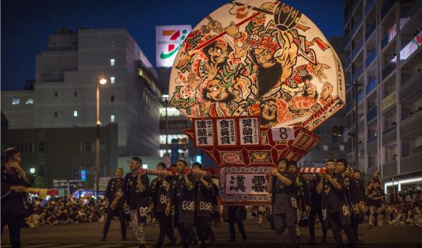 青森睡魔祭 親臨日本東北代表性祭典，尊榮觀覽席，近距離震撼於巨型燈籠遊行的狂熱張力。
